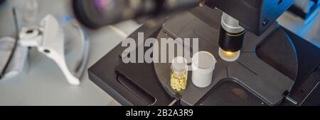 Ricerca di laboratorio scientifico sicuro di nuovi farmaci, microscopio e pillole coronavirus BANNER, FORMATO LUNGO Foto Stock