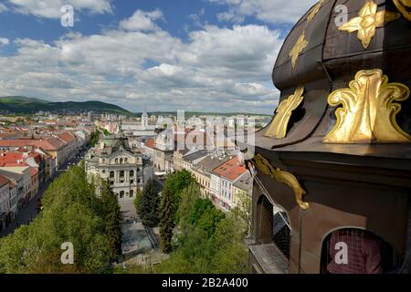 Vista dall'alto di Kosice (Slovacchia) dalla torre della Cattedrale di Santa Elisabetta. Teatro in mezzo alla composizione. Foto Stock