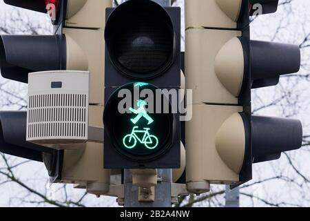 Tedesco orientale Ampelmaennchen, semaforo verde per i pedoni per andare, reliquia della ex RDT volte in East Berlin Germania Europa Foto Stock