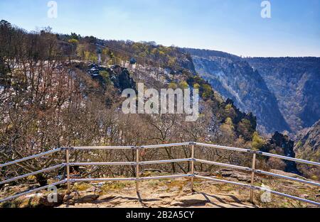 Ringhiere in metallo su un pendio nelle montagne di Thale con funivia sullo sfondo. Sassonia-Anhalt, Harz, Germania Foto Stock