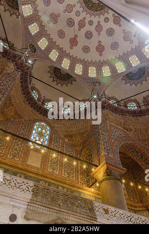 Piastrelle in ceramica ornate sulle pareti e cupola all'interno della Moschea Blu, Istanbul, Turchia Foto Stock