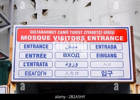 Segno multilingue per i turisti che indicano l'ingresso dei visitatori della Moschea Blu, Istanbul, Turchia. I visitatori non sono autorizzati ad usare il it principale Foto Stock