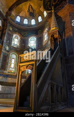 Gradini che conducono all'altare all'interno del Museo Hagia Sofia, Istanbul, Turchia Foto Stock