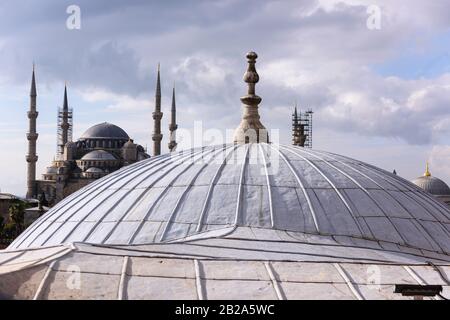 Cupola del Museo Hagia Sofia, rivolta verso la Moschea Blu, Istanbul, Turchia Foto Stock