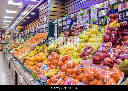 Frutta e verdura in vendita presso un supermercato a Istanbul, Turchia Foto Stock