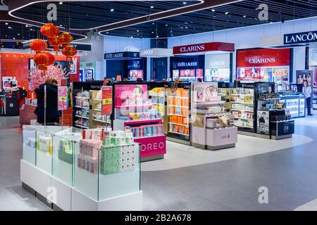 Negozio di cosmetici presso l'area Duty Free dell'Aeroporto Internazionale di Istanbul, Istanbul, Turchia Foto Stock