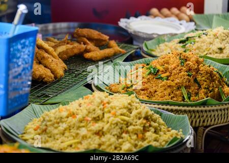 Piatti di riso fritto su foglie di banana nella cucina di un ristorante Street food, Bangkok, Thailandia Foto Stock