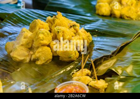 Piccoli gnocchi cotti in una stalla di cibo di strada, Bangkok, Thailandia Foto Stock