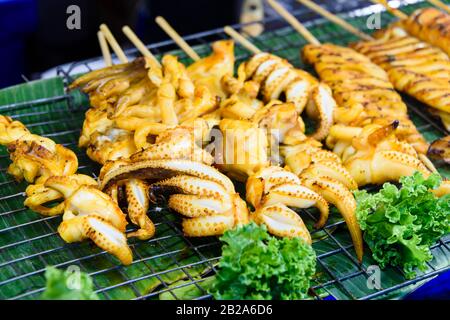 Spiedini di porto e pollo in vendita presso uno stallo Street food, Bangkok, Thailandia Foto Stock