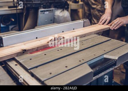 Laboratorio di falegnameria - tecnologia lavorare sulla circolare segheria Foto Stock