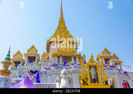 Decorato tetto dorato appuntito a Wat Songkhram, Bangkok, Thailandia Foto Stock