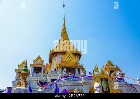 Decorato tetto dorato appuntito a Wat Songkhram, Bangkok, Thailandia Foto Stock