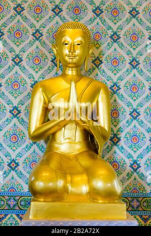 Statua Dorata Di Buddha, Wat Songkhram, Bangkok, Thailandia Foto Stock
