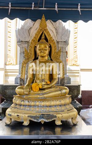 Statua Dorata Di Buddha, Wat Songkhram, Bangkok, Thailandia Foto Stock