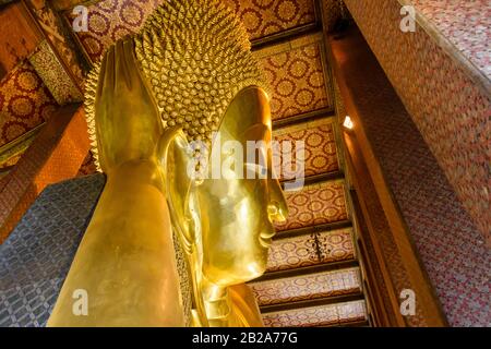 Il Buddha reclinato dorato più antico del mondo a Wat Pho, Bangkok, Tailandia Foto Stock