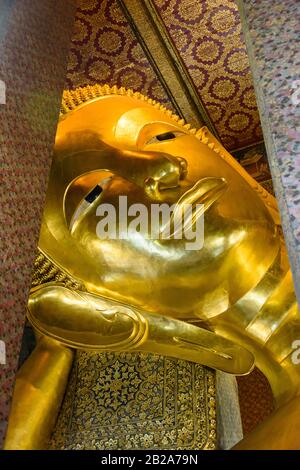 Il Buddha reclinato dorato più antico del mondo a Wat Pho, Bangkok, Tailandia Foto Stock