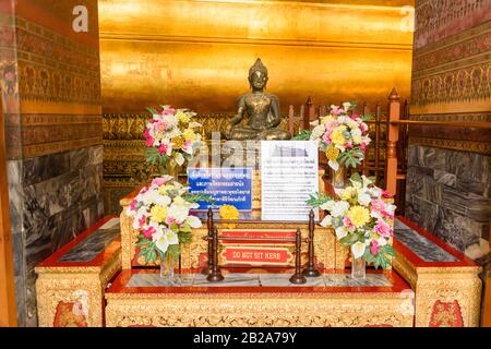 Santuario Presso Il Buddha Reclinato D'Oro, Wat Pho, Bangkok, Tailandia Foto Stock