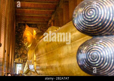 Il Buddha reclinato dorato più antico del mondo a Wat Pho, Bangkok, Tailandia Foto Stock