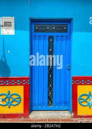 Guatapé è una località turistica andina nel nord-ovest della Colombia, a est di Medellín. È conosciuta per le sue case decorate con colorati bassorilievi. Si siede da Th Foto Stock