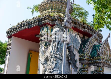 Statua di un antico guerriero cinese all'ingresso di Wat Pho, Bangkok, Thailandia Foto Stock