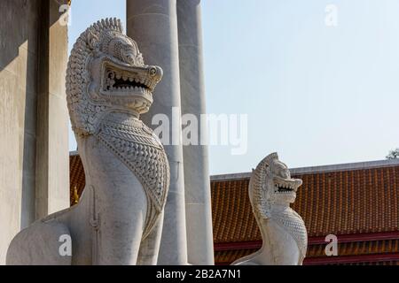 Singa (leone mitologico tradizionale) che guardia l'ingresso di Wat Benchamabophit (il Tempio di marmo), Bangkok, Thailandia Foto Stock