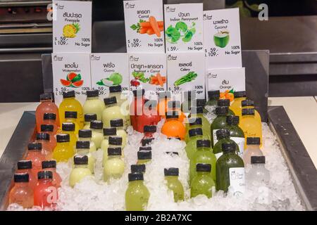 Selezione di succhi di frutta e verdura su ghiaccio in un supermercato, Bangkok, Thailandia Foto Stock