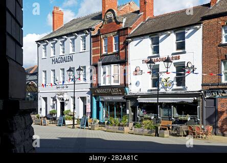 Pub adiacenti al Market Place a Doncaster, South Yorkshire, Inghilterra Regno Unito Foto Stock