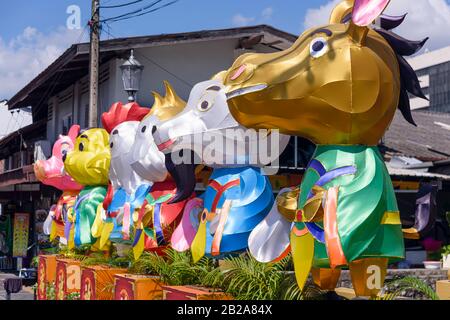 Decorazioni animali in luogo per il festival cinese Lunar Capodanno, Phuket, Thailandia Foto Stock