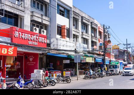 Scooter parcheggiati lungo una strada tipica della Thailandia, con cavi elettrici disordinati. Foto Stock