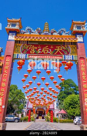 Decorazioni delle Lanterne tradizionali e dell'arco cinese per celebrare il Capodanno cinese lunare, Thailandia Foto Stock