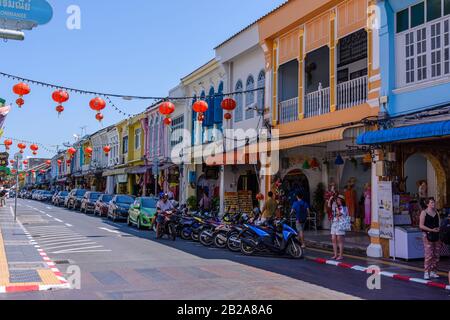 Via principale dello shopping nella Citta' Vecchia di Phuket, Tailandia Foto Stock