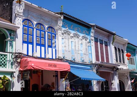 Appartamenti con persiane in legno sopra i negozi nella principale strada dello shopping nella Città Vecchia di Phuket, Thailandia Foto Stock