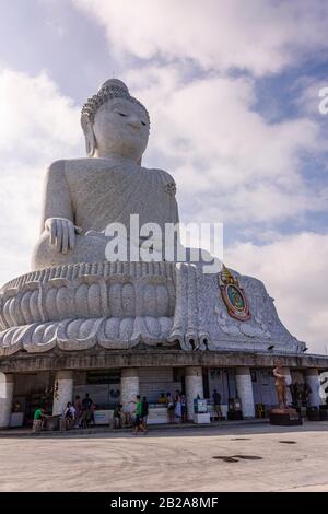 Buddha Grande rivestito di marmo, o il Grande Buddha di Phuket, una statua del Buddha Maravija seduto a Phuket, Thailandia. Foto Stock