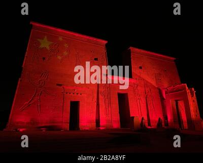 (200302) -- ASSUAN, 2 marzo 2020 (Xinhua) -- Foto scattata il 1 marzo 2020 mostra l'entrata Del complesso del Tempio di Philae ad Assuan, Egitto. L'Egitto si accese la domenica sera tre famosi siti storici del paese, tra cui la Cittadella di Saladino al Cairo, in stelle rosse e dorate per assomigliare alla bandiera nazionale della Cina come segno di solidarietà nella lotta contro il nuovo coronavirus. Gli altri due siti sono il pilone principale Del Complesso del Tempio di Karnak a Luxor e l'ingresso Del Complesso del Tempio di Philae ad Assuan. (Xinhua) Foto Stock