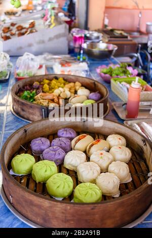 Gnocchi tradizionali tailandesi al vapore in vendita in bambù stamber in una stalla di mercato alimentare di strada, Kata, Phuket, Thailandia Foto Stock