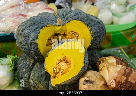 Zucca verde tailandese in vendita nel tradizionale mercato Di Mae Somchit Kata Fresh, Kata, Phuket, Thailandia Foto Stock