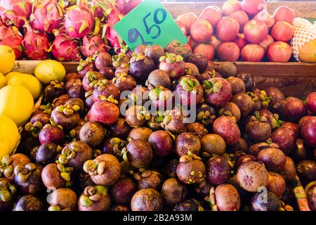 Mandosteen viola in vendita presso una stalla di frutta nel tradizionale mercato Di Mae Somchit Kata Fresh, Kata, Phuket, Thailandia Foto Stock