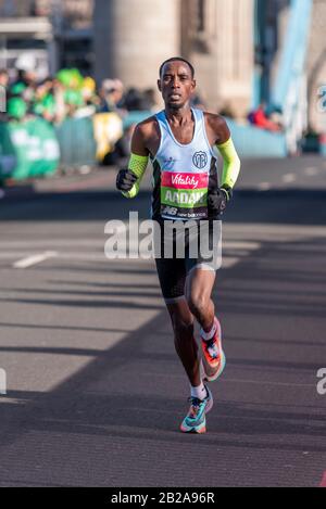 Mohamud Aadan corre nella mezza maratona Vitality Big Half attraversando Tower Bridge, Londra, Regno Unito. Foto Stock