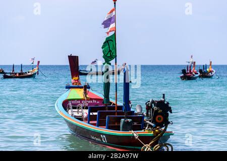 Barche a palangari tradizionali tailandesi in legno ormeggiate al mare, Phuket, Thailandia Foto Stock