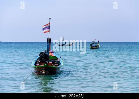 Barche a palangari tradizionali tailandesi in legno ormeggiate al mare, Phuket, Thailandia Foto Stock