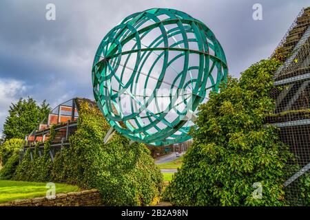 Scultura sferica su Carl Fogarty Way, Blackburn, Lancashire Foto Stock