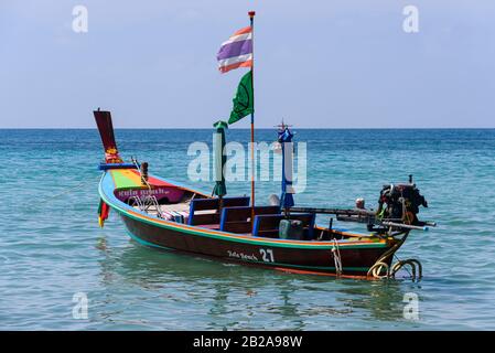 Barche a palangari tradizionali tailandesi in legno ormeggiate al mare, Phuket, Thailandia Foto Stock