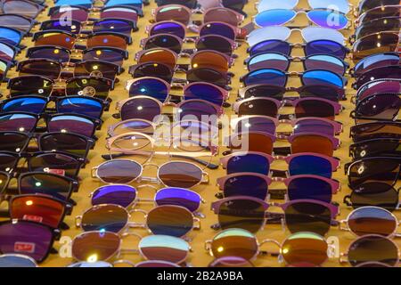 Falsi occhiali da sole Ray Ban Rayban contraffatti per la vendita in uno stallo del mercato, Thailandia Foto Stock
