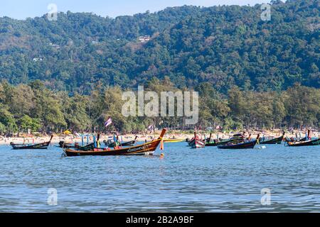 Barche a palangari tradizionali tailandesi in legno ormeggiate al mare, Phuket, Thailandia Foto Stock