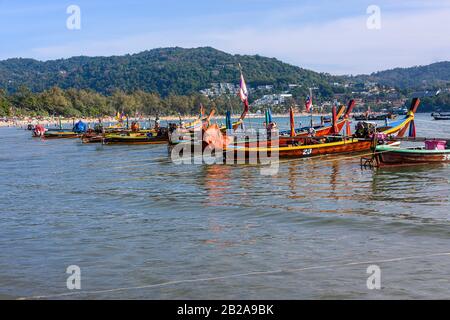 Barche a palangari tradizionali tailandesi in legno ormeggiate al mare, Phuket, Thailandia Foto Stock