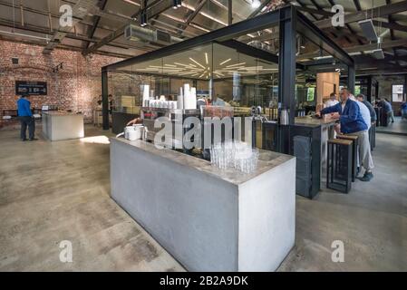 Lune Croissanterie a Fitzroy, Melbourne, Australia, è stata inaugurata nel 2015 da Kate Reid e suo fratello Cam. I loro croissant sono stati votati al meglio. Foto Stock