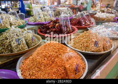 Ciotole di gamberetti cotti, gamberi, acciughe e bambini in vendita in una stalla alimentare in Thailandia Foto Stock
