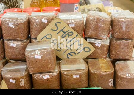 Borse di pasta di gamberetti in vendita presso una stalla di mercato tailandese, Thailandia Foto Stock