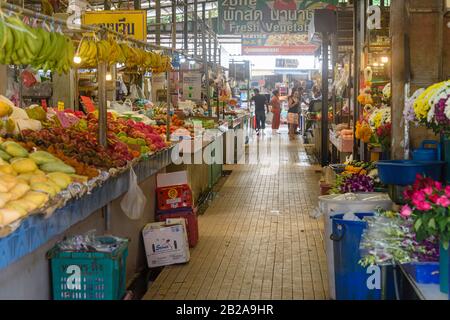 Bancarelle di frutta tailandese in un mercato alimentare, Thailandia Foto Stock