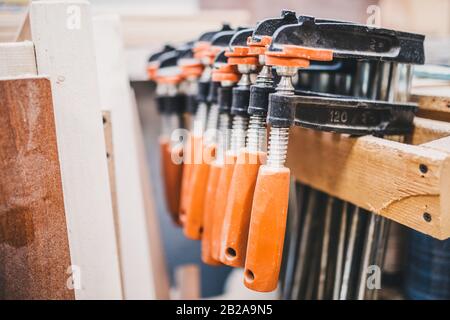 Attrezzatura del falegname in officina Foto Stock